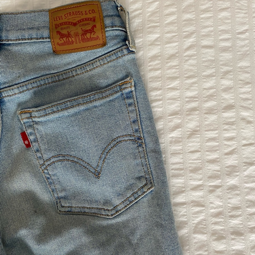 Levi’s light wash wedgie jeans